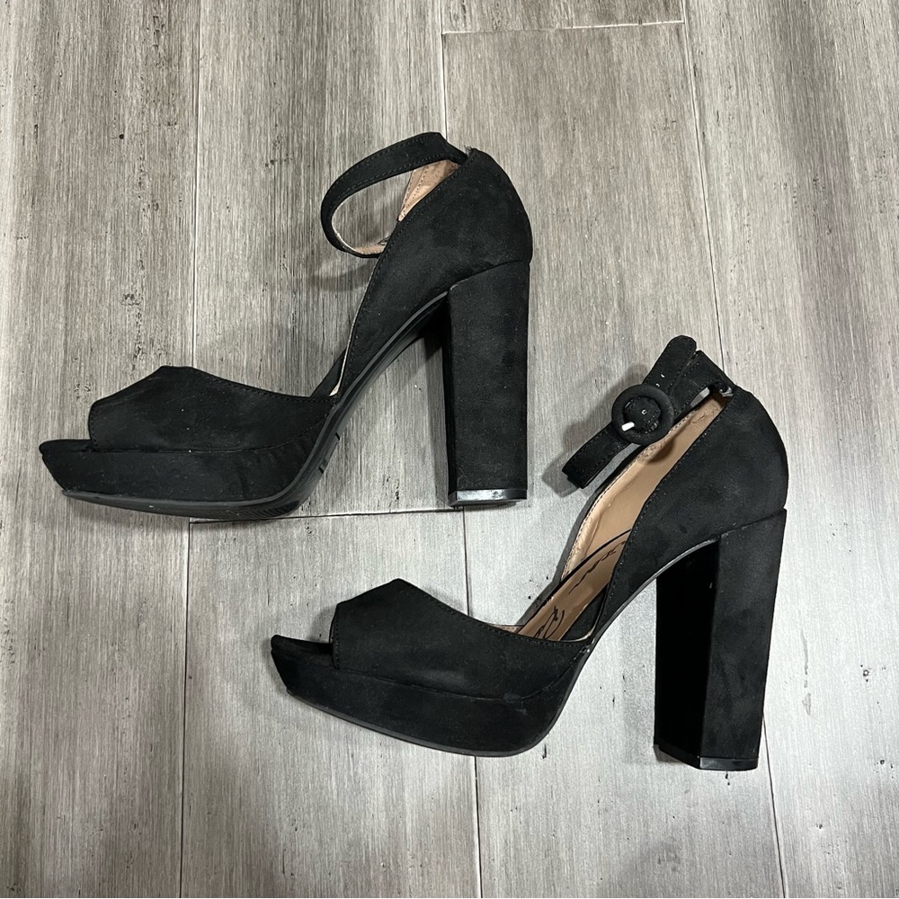 American Rag Suede Heels‎